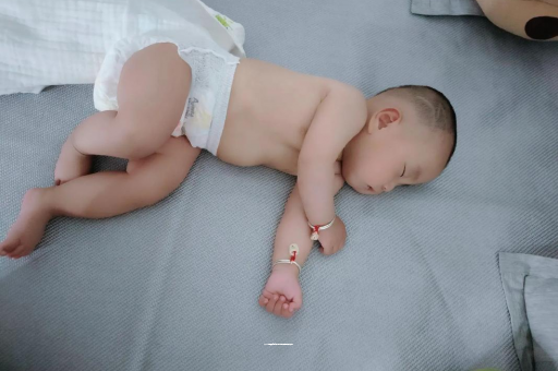 汉川三个月宝宝抬头不稳 汉川三个月宝宝抬头不稳